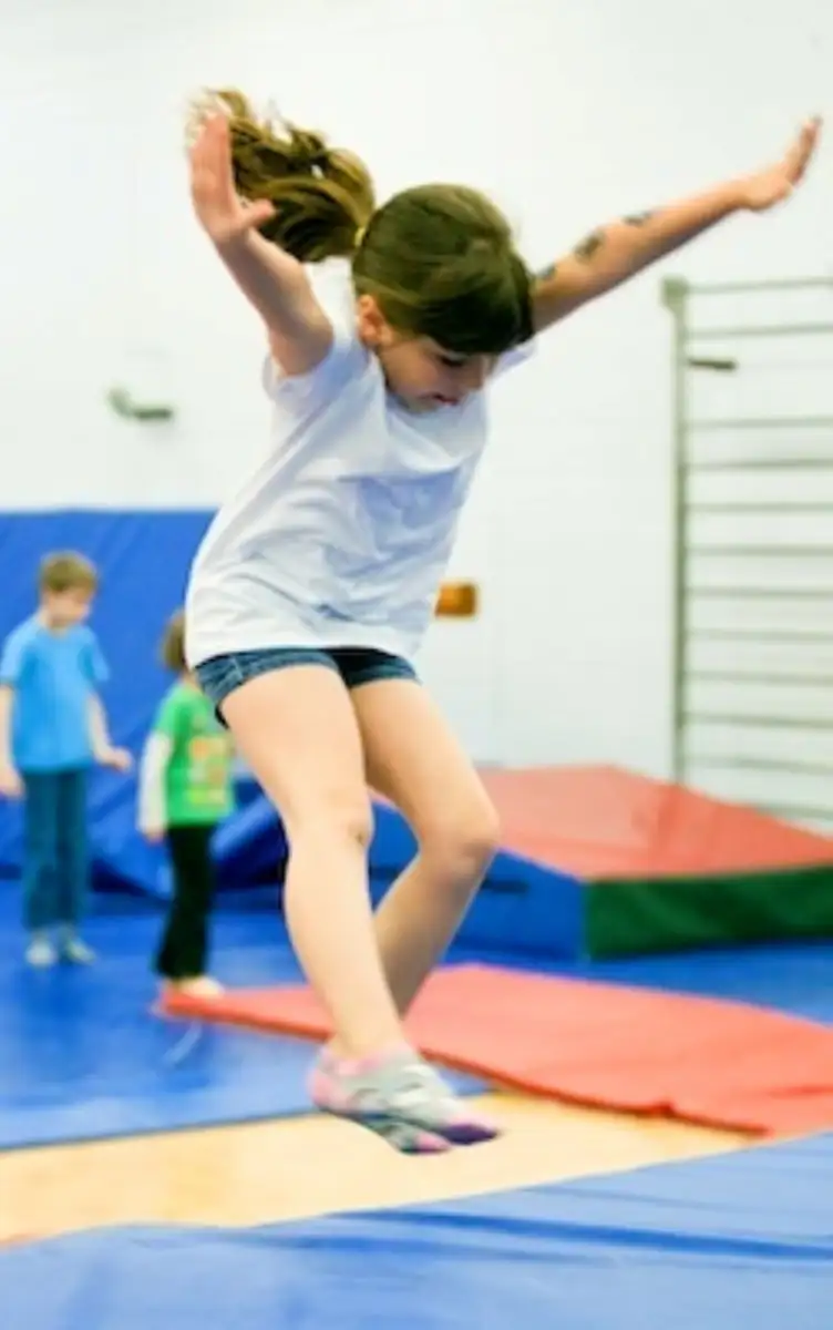 Fille qui saute au trampoline