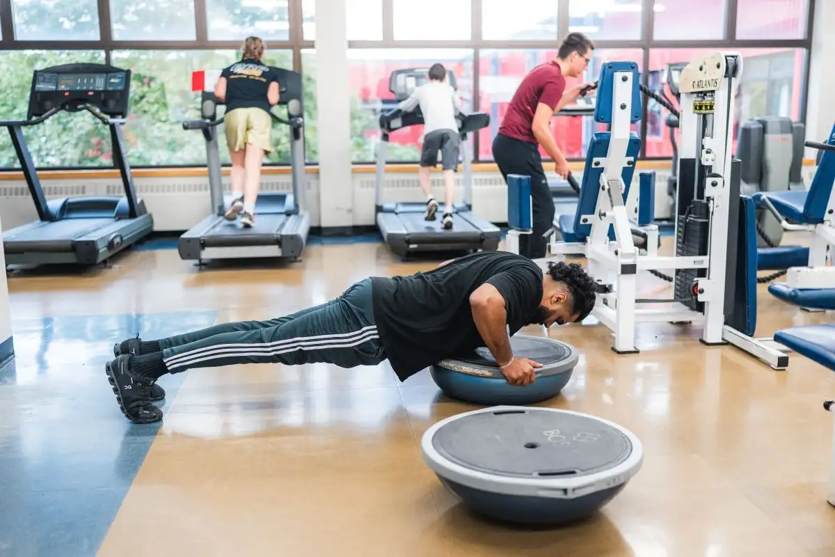Personnes qui s'entrainent dans la salle de sport