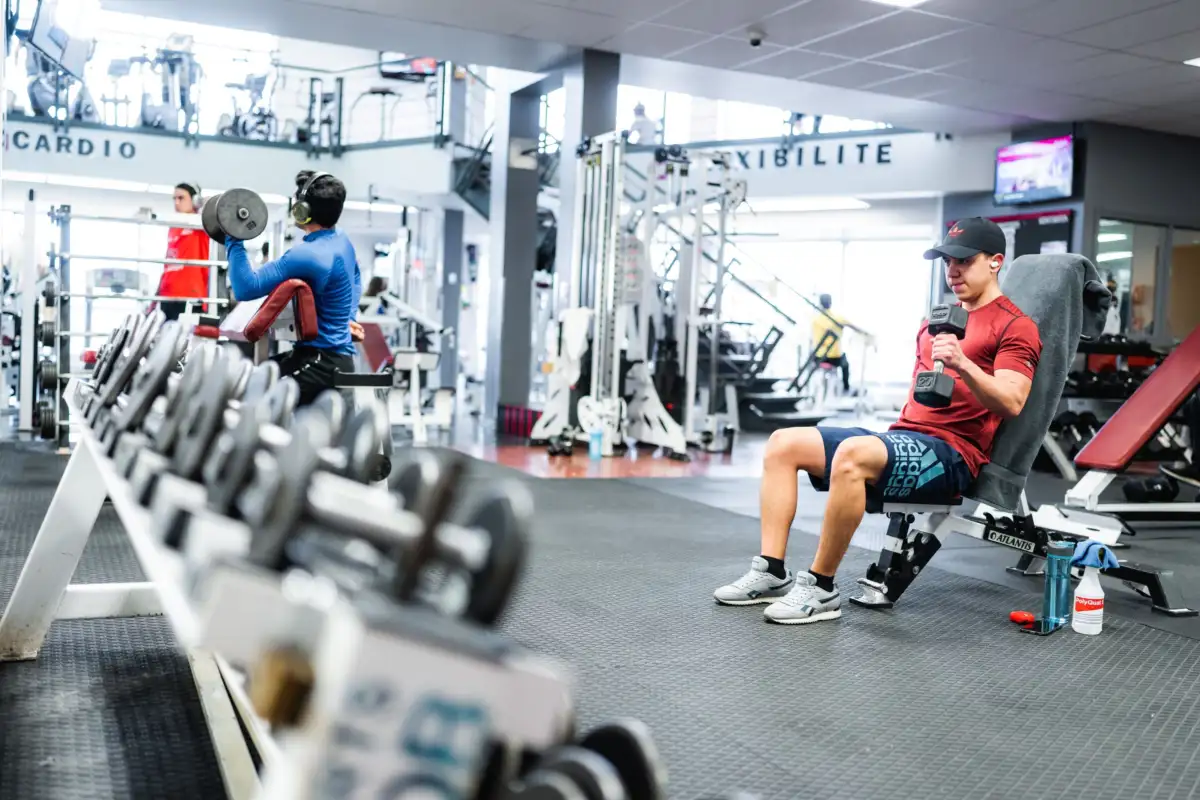 Personne qui porte des poids à la salle ben weider
