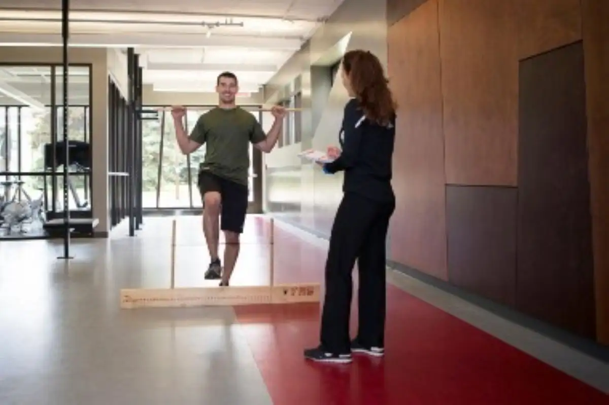 Un client reçoit les conseils d'une des kinésiologues du Centre sportif