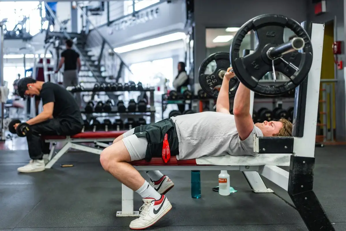 Client qui s'entraine à la musculation