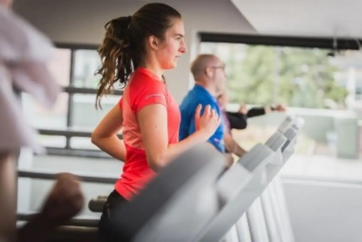 Fille qui court sur un tapis