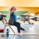 On voit des gens qui font des entraînements d'équilibre sur chaise dans une salle du Centre sportif