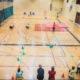 On voit des jeunes qui utilisent les installations d'un gymnase du Centre sportif