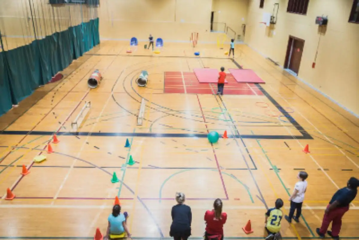 On voit des jeunes qui utilisent les installations d'un gymnase du Centre sportif
