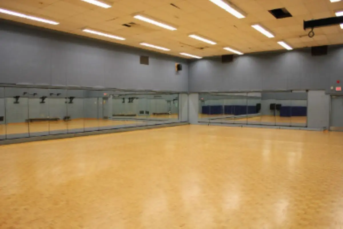 Vue de la salle de danse du Centre sportif