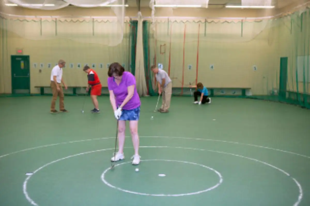 Vus sur la salle de golf et baseball du Centre sportif