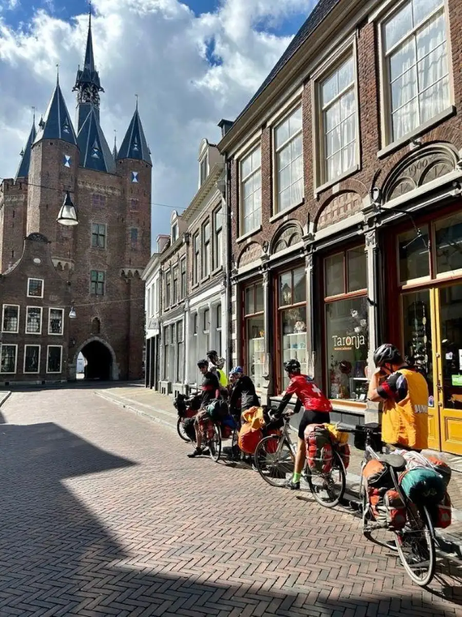 Activité de vélo tourisme où l'on voit du matériel disponible en location à la boutique Plein Air du Centre sportif