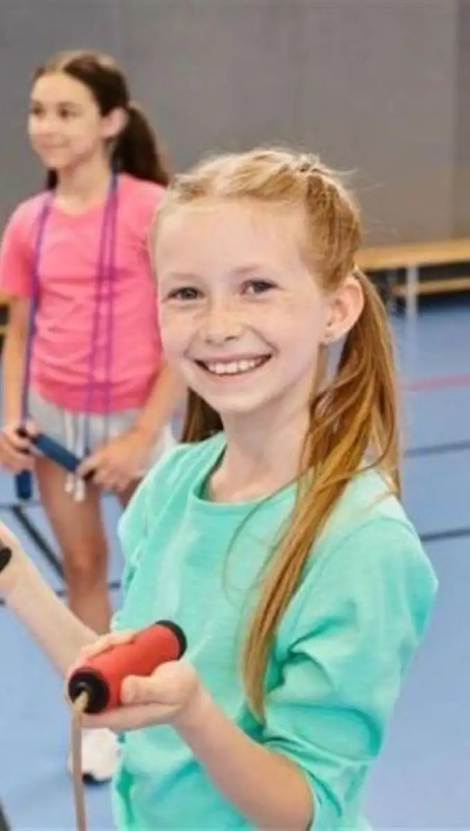 Fille qui tient une corde à sauter