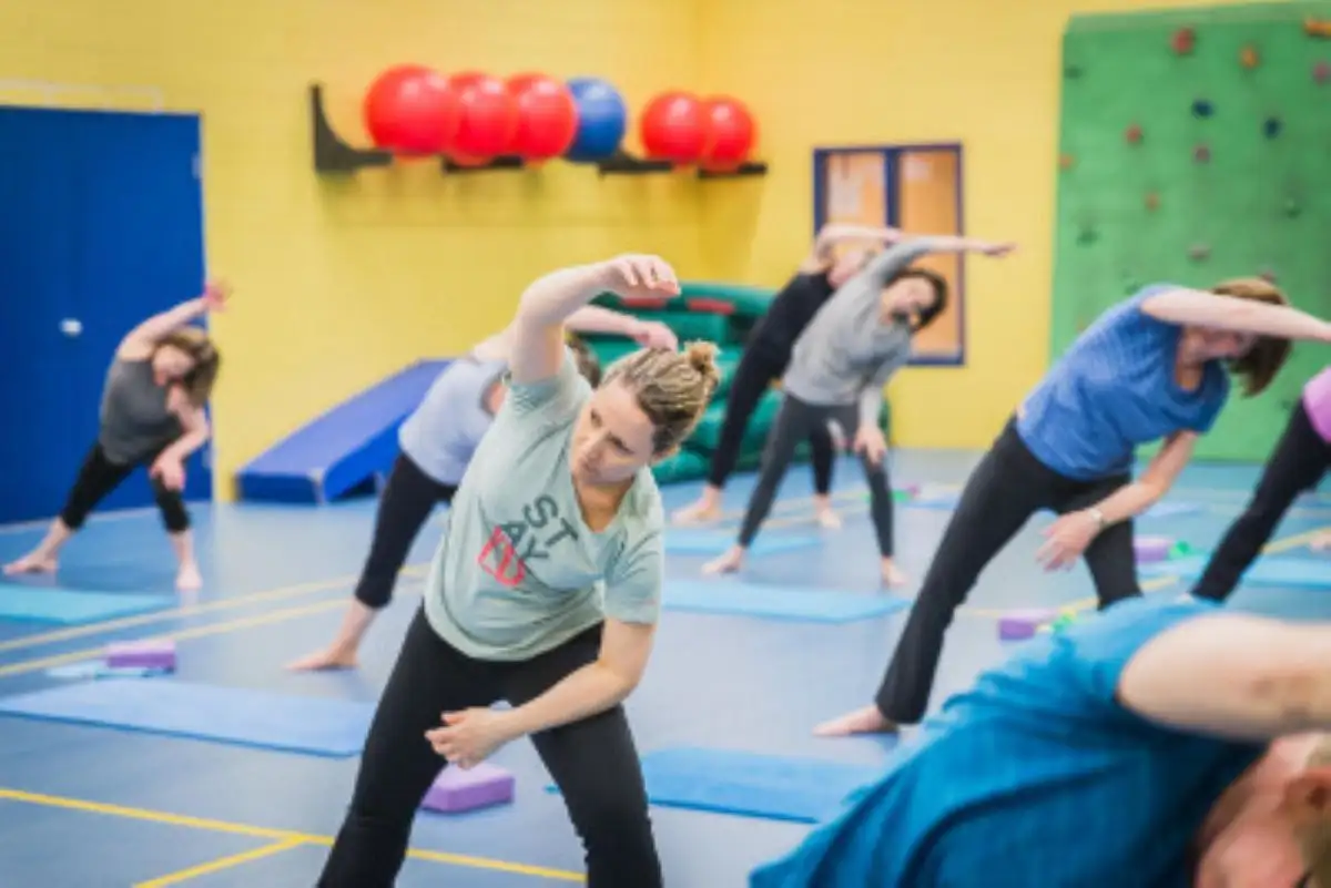 Vue de personnes qui font des étirements dans une salle du Centre sportif