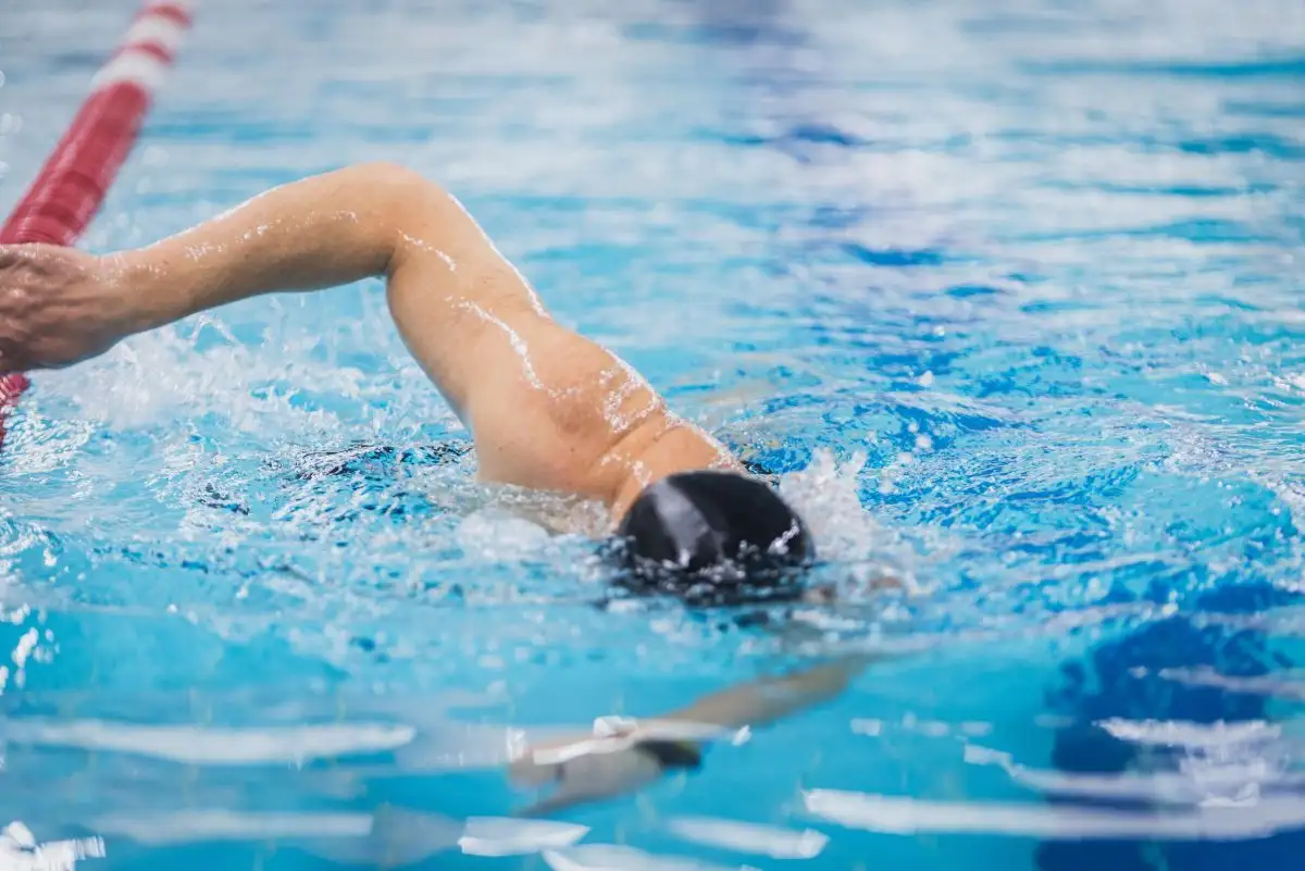 Vue d'une personne qui nage dans la piscine du Centre sportif