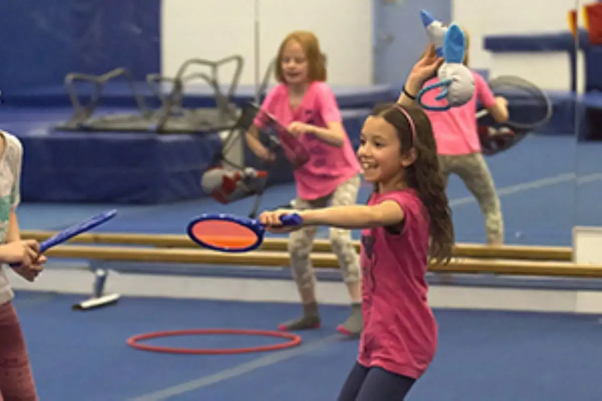 Vue d'enfants qui pratiquent des activités lors d'une fête au Centre sportif