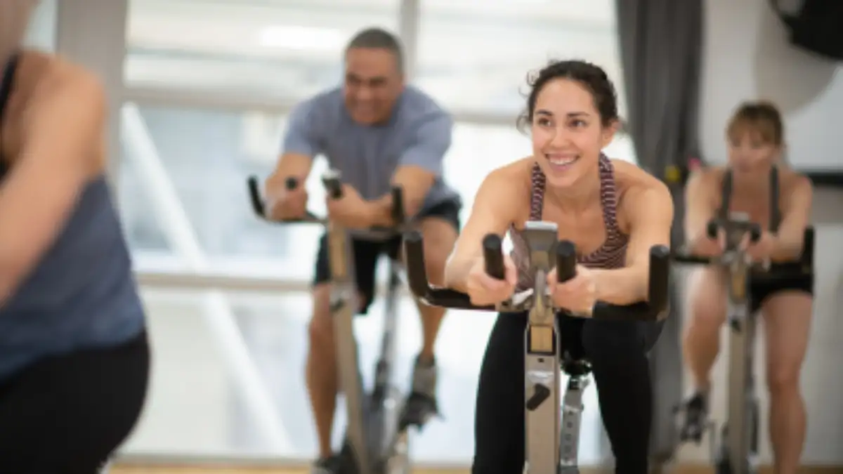 On voit un entraînement de spinning au Centre sportif