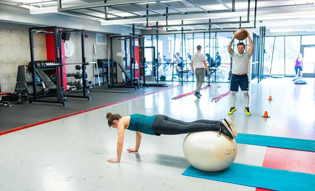 Entrainement dans la salle multifonctions