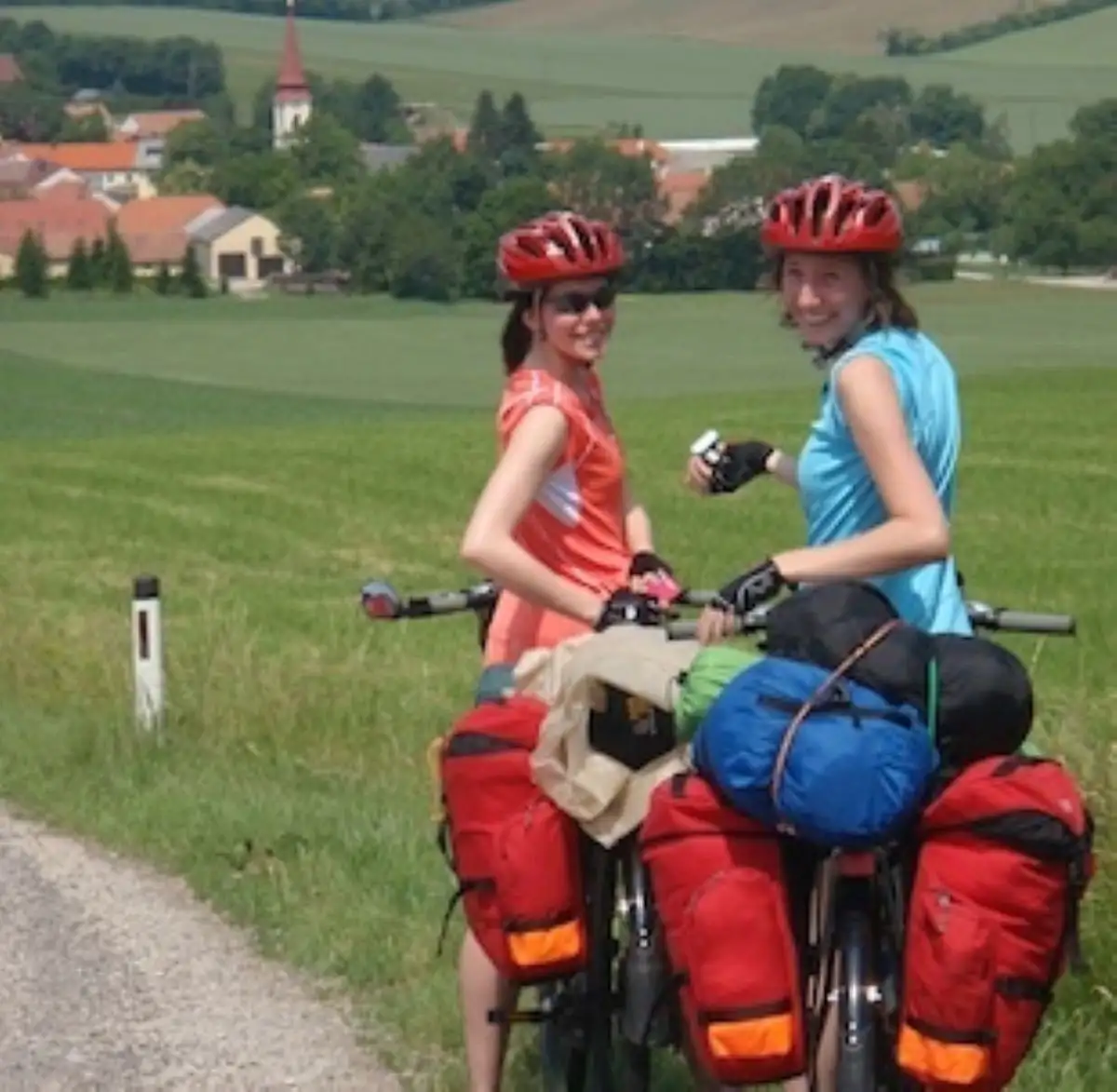 On voit deux femmes avec leurs vélos et leur équipement de vélo-tourisme de la boutique Location Plein Air du Centre sportif
