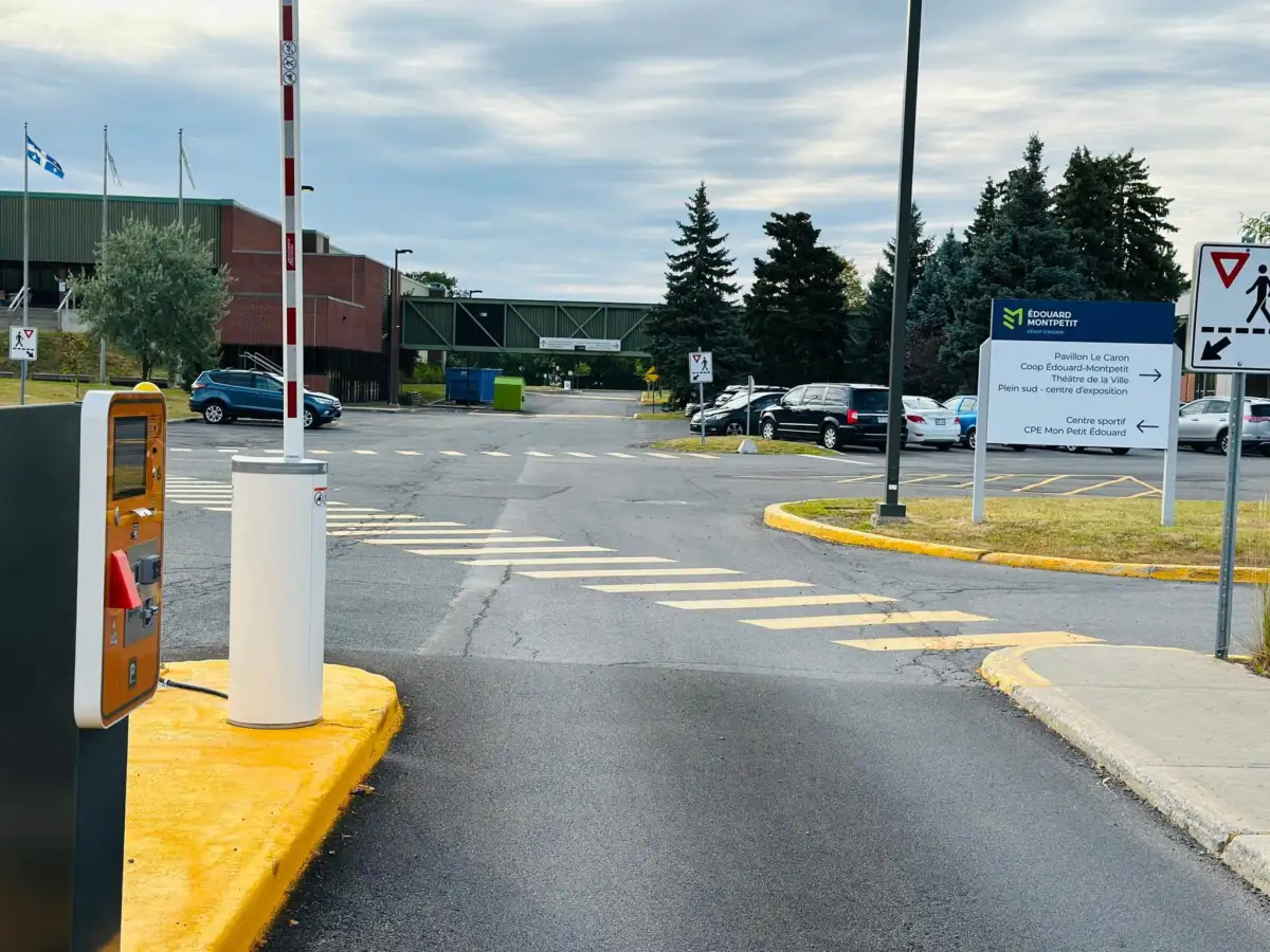 Vue du stationnement du Centre sportif
