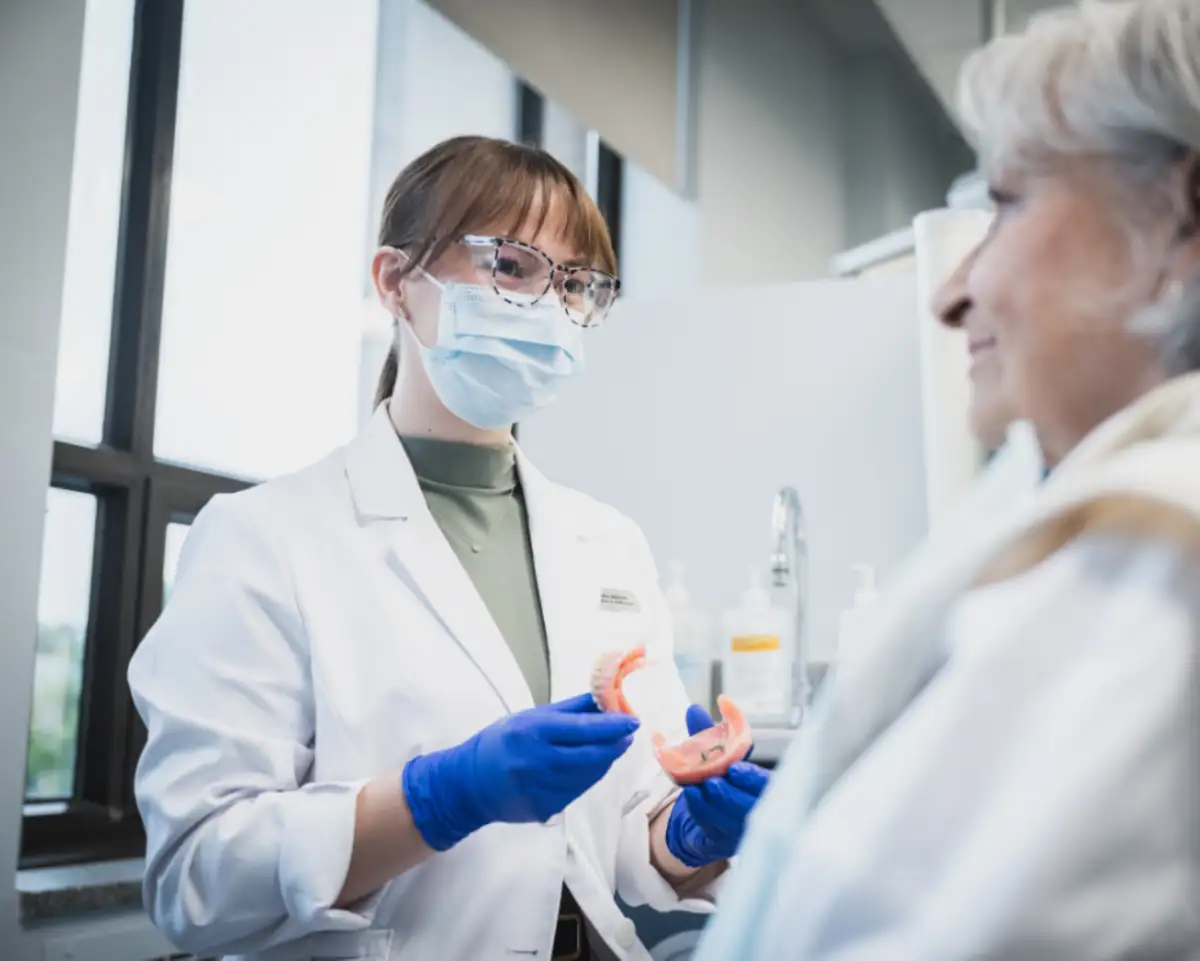 Étudiante en denturologie avec patiente