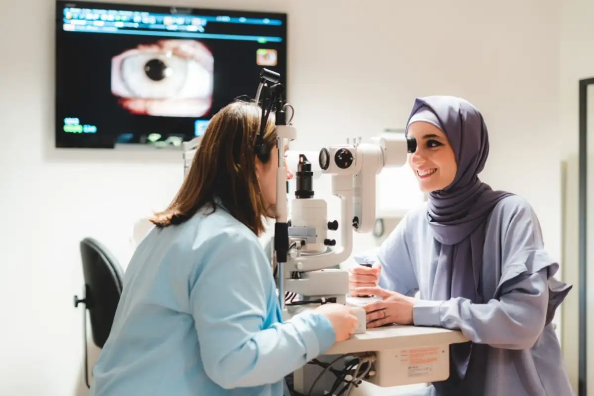 Étudiante d'optique et lunetterie qui examine une patiente