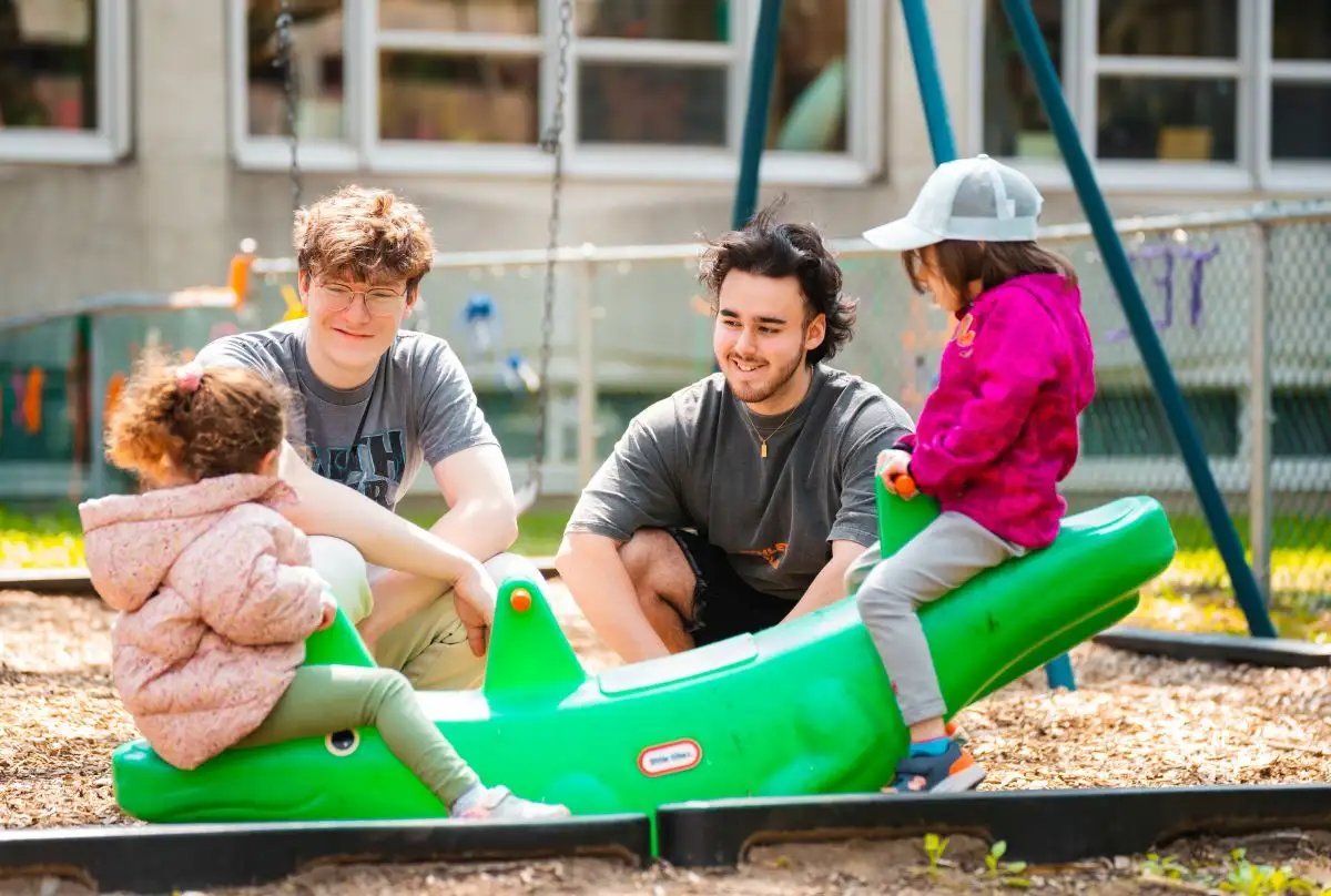 Enfants dans la cour au Baobab
