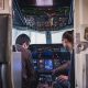 Un enseignant et une étudiante dans le cockpit d'un avion