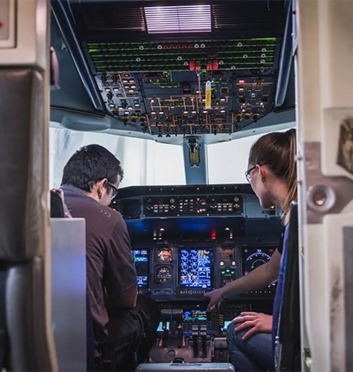 Un enseignant et une étudiante dans le cockpit d'un avion