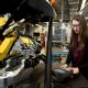 une étudiante qui contrôle un robot