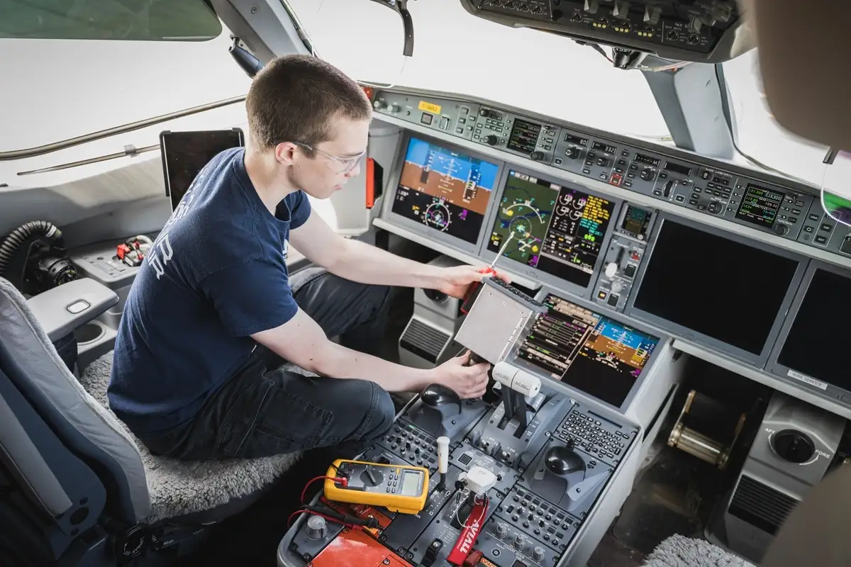 Étudiant dans un cockpit d'Airbus A220